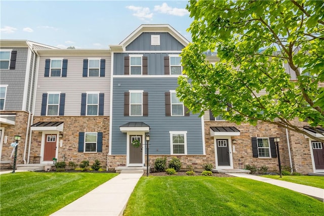 4404 Spruce Rd, Pine Twp Nal, PA 15044 - townhome / multi-family property with board and batten siding and a front yard