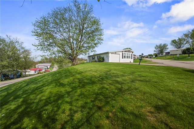 view of yard with driveway