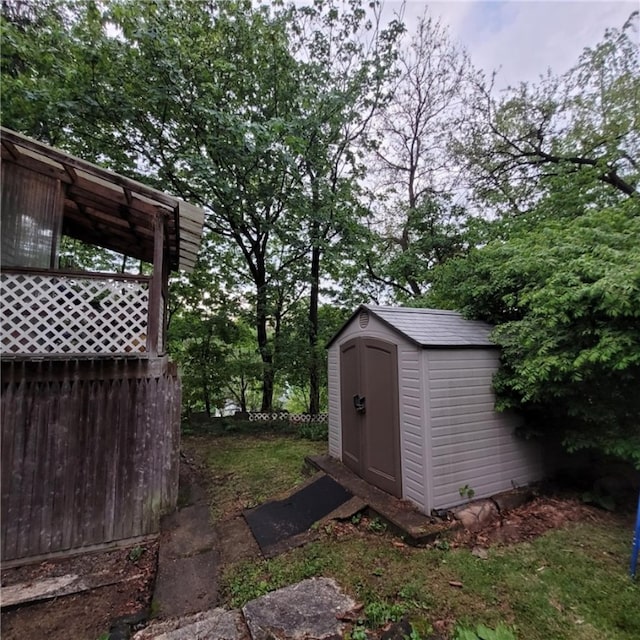 view of yard with an outbuilding and a storage shed
