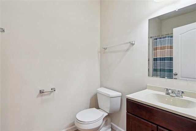 full bath with toilet, baseboards, curtained shower, and vanity