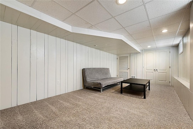 living area featuring carpet flooring, recessed lighting, and a paneled ceiling