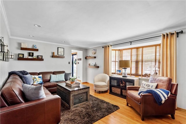 living room with recessed lighting, baseboards, ornamental molding, and light wood finished floors