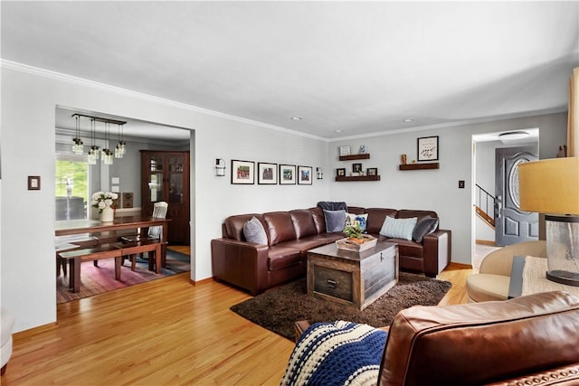 living room with crown molding, recessed lighting, wood finished floors, and a notable chandelier