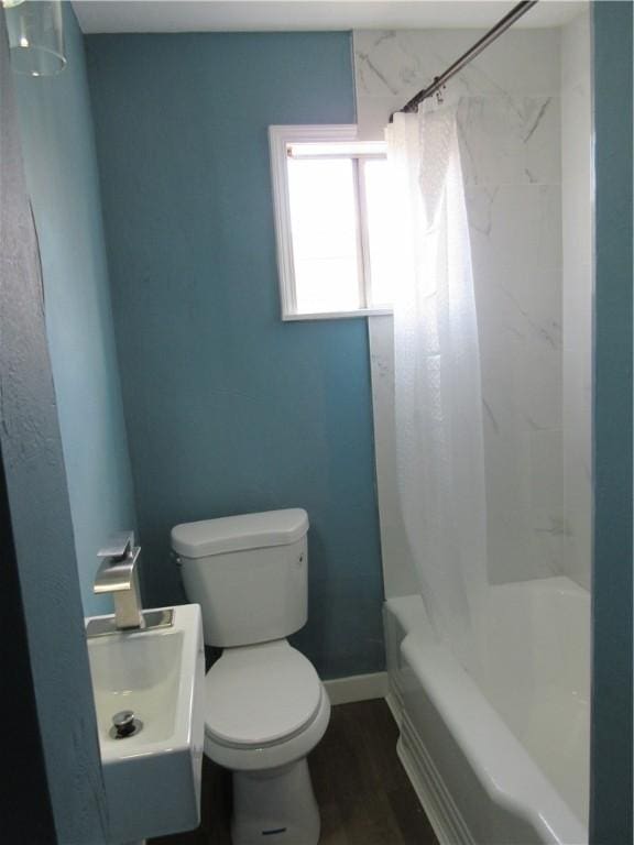 724 Maplewood Ave, Ambridge, PA 15003 - full bathroom featuring toilet, shower / bath combo with shower curtain, wood finished floors, a sink, and baseboards