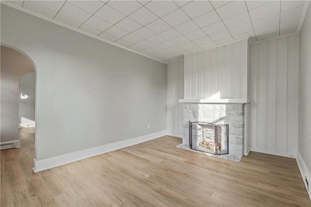 848 Ohio Ave, Monaca, PA 15061 - unfurnished living room with arched walkways, baseboards, and wood finished floors