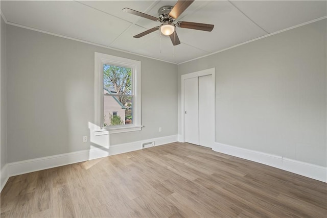 848 Ohio Ave, Monaca, PA 15061 - unfurnished room featuring visible vents, crown molding, wood finished floors, baseboards, and ceiling fan
