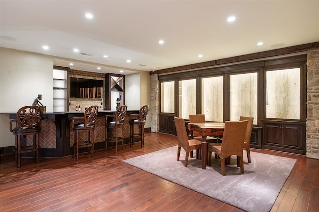 dining room with recessed lighting, wet bar, dark wood finished floors, and visible vents