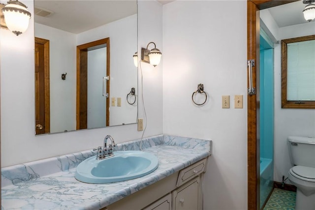 bathroom featuring toilet, visible vents, a bathtub, and vanity