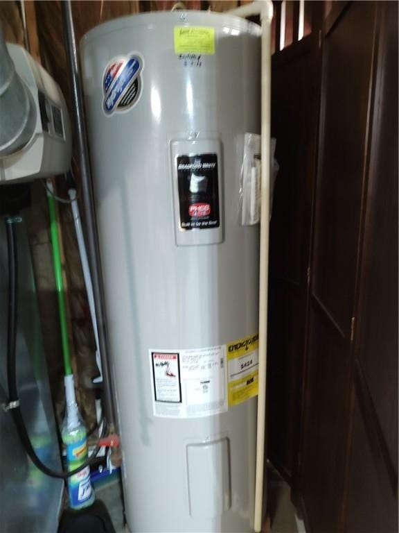 100 Forest Dr, Natrona Hts/Harrison Twp, PA 15065 - utilities featuring electric water heater