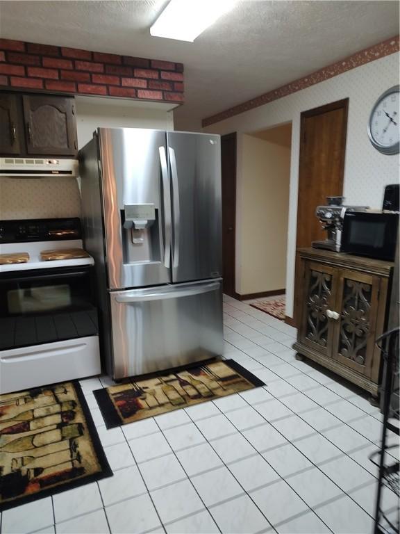 100 Forest Dr, Natrona Hts/Harrison Twp, PA 15065 - kitchen featuring electric stove, stainless steel fridge with ice dispenser, under cabinet range hood, black microwave, and a textured ceiling
