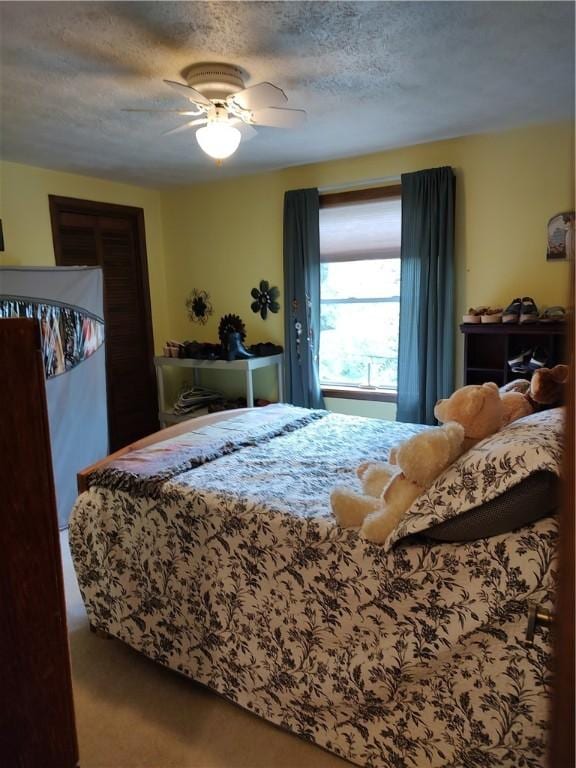 100 Forest Dr, Natrona Hts/Harrison Twp, PA 15065 - bedroom featuring carpet floors, a ceiling fan, and a textured ceiling