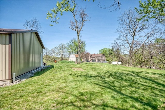 view of yard with an outbuilding