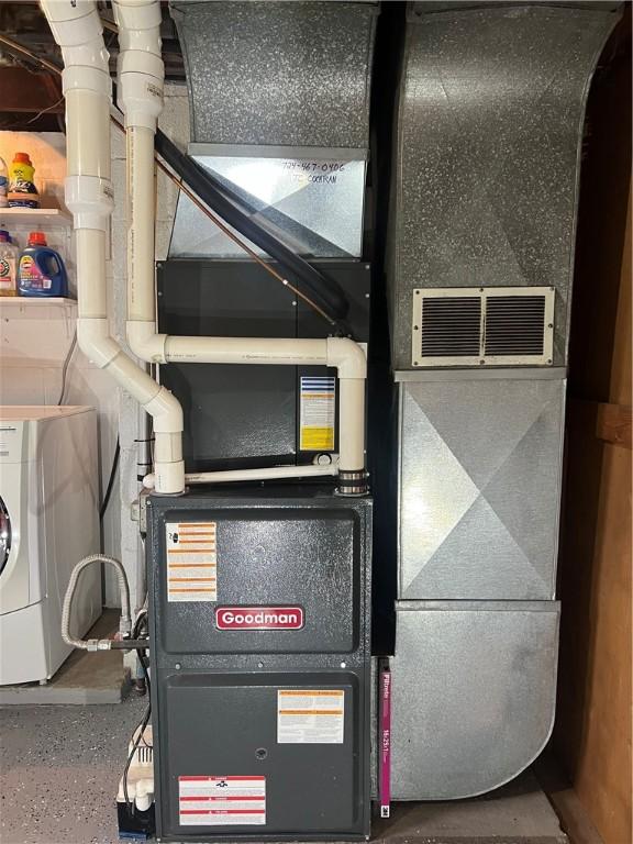 utility room with visible vents and washer / dryer