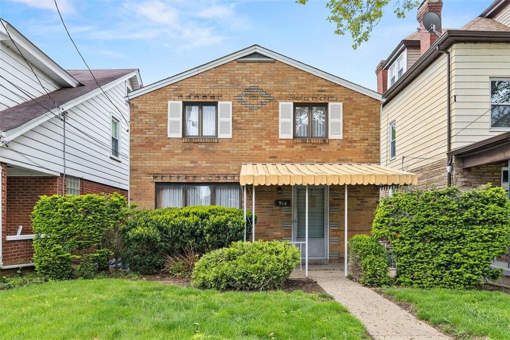 914 Fordham Ave, Brookline, PA 15226 - view of front of home featuring brick siding and a front yard