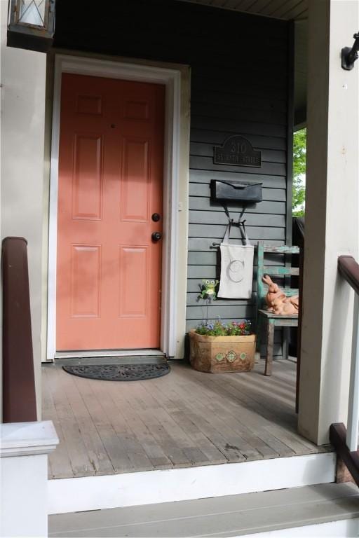 entrance to property featuring a porch