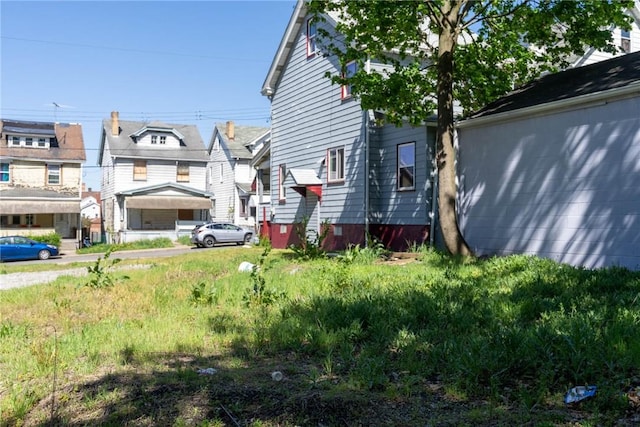 view of yard with a residential view
