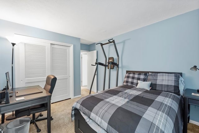 552 N Neville St Unit 26, Oakland, PA 15213 - bedroom with light carpet, a closet, and a desk