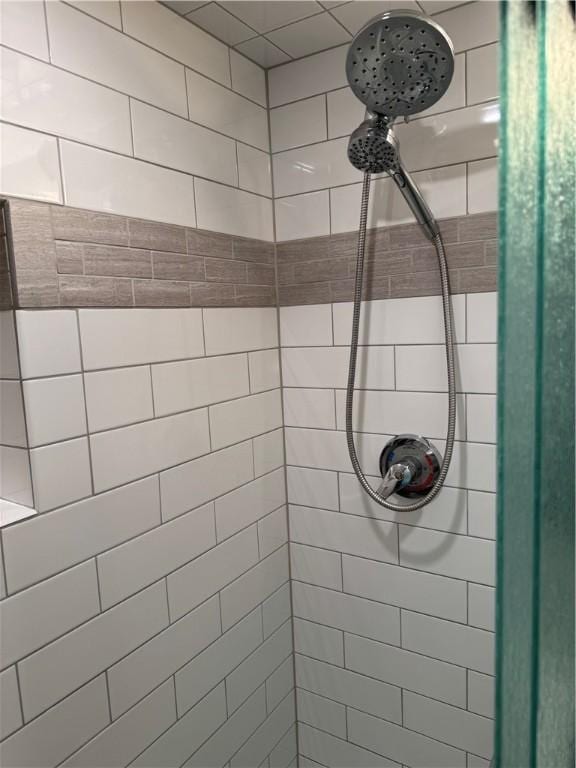 552 N Neville St Unit 26, Oakland, PA 15213 - bathroom featuring tiled shower