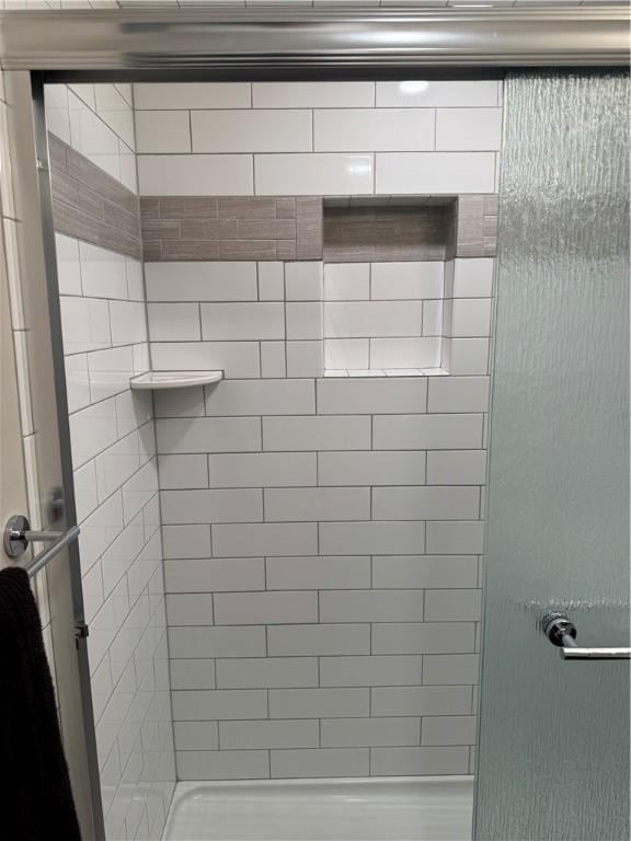 552 N Neville St Unit 26, Oakland, PA 15213 - bathroom with a stall shower