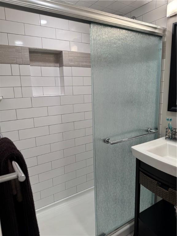 552 N Neville St Unit 26, Oakland, PA 15213 - full bathroom featuring a stall shower and vanity