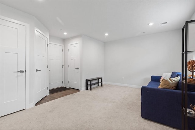 sitting room featuring carpet flooring, baseboards, visible vents, and recessed lighting