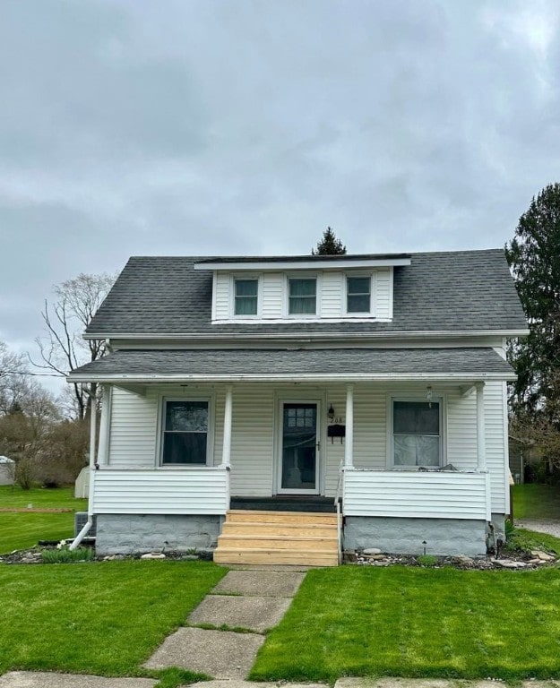 bungalow featuring a shingled roof, a porch, and a front lawn