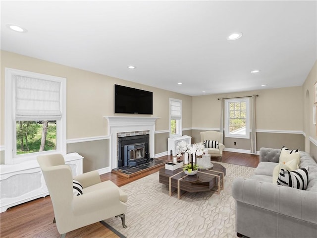 living room featuring baseboards, recessed lighting, and wood finished floors