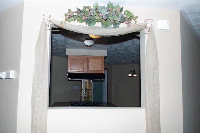 kitchen with under cabinet range hood