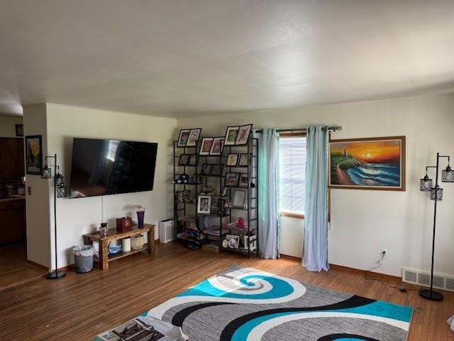 895 Donna Dr, Hermitage, PA 16148 - living room with baseboards, visible vents, and wood finished floors