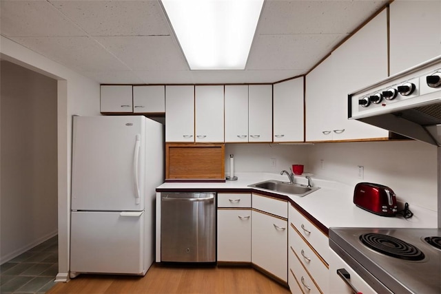 72 Linden Pl Unit 22, Sewickley, PA 15143 - kitchen featuring light countertops, a sink, freestanding refrigerator, white cabinetry, and dishwasher