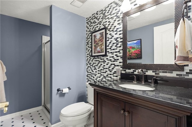 full bathroom featuring toilet, a stall shower, visible vents, baseboards, and tasteful backsplash