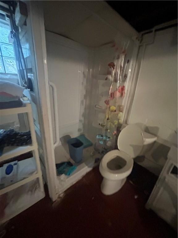 116 Ivy St, Wilkins Twp, PA 15145 - full bathroom featuring a shower and toilet