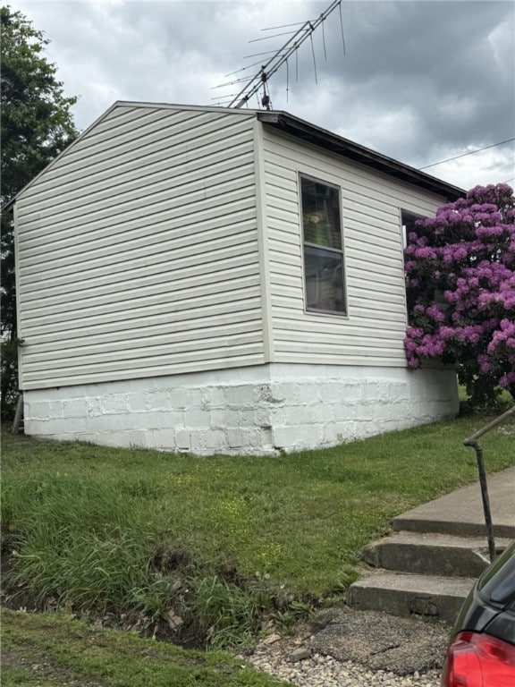 48 2nd St, Dunbar Twp, PA 15431 - view of side of property with a yard