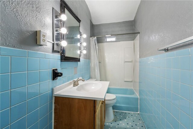 5126 Blair St, Hazelwood, PA 15207 - full bath featuring toilet, shower / bath combo, tile patterned floors, tile walls, and vanity