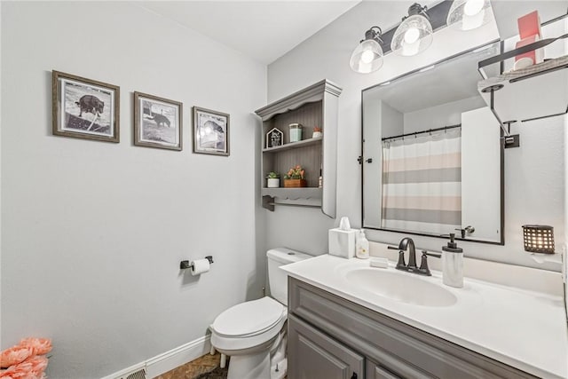 bathroom with toilet, a shower with shower curtain, baseboards, and vanity