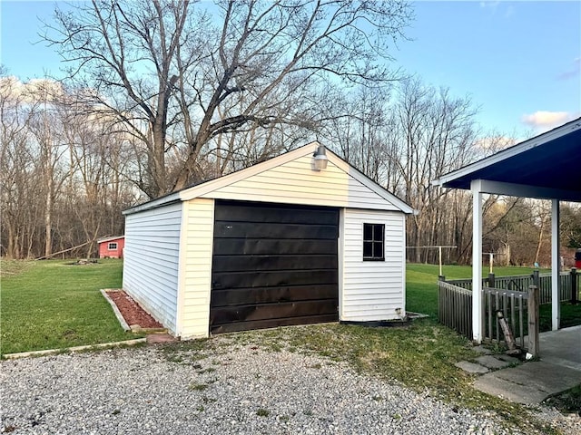 view of outdoor structure featuring gravel driveway and an outbuilding