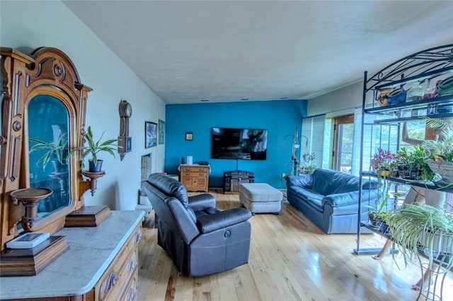 1898 Brushcliff Rd, Churchill Boro, PA 15221 - living area featuring light wood-style floors