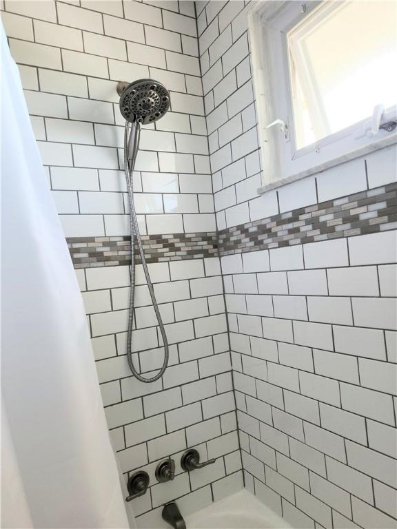 full bath with shower / bath combo