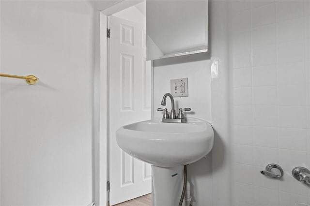 bathroom featuring a sink
