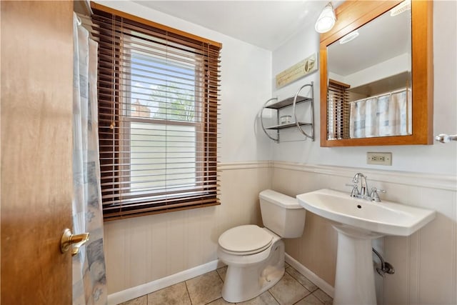 73 Hempstead Ave, West View, PA 15229 - full bath featuring a sink, toilet, tile patterned flooring, wainscoting, and baseboards