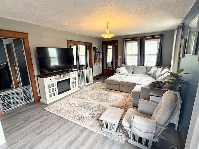 1415 E Washington St, New Castle/4Th, PA 16101 - living room featuring baseboards, a textured ceiling, and wood finished floors