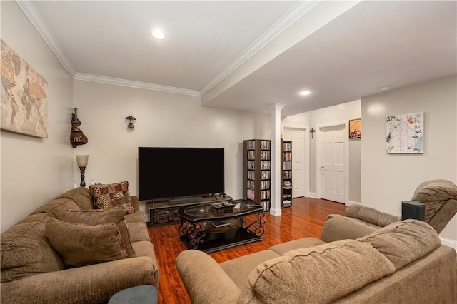 living room featuring crown molding, recessed lighting, baseboards, and wood finished floors