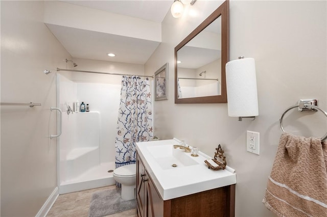 bathroom with vanity, toilet, a shower with curtain, and baseboards