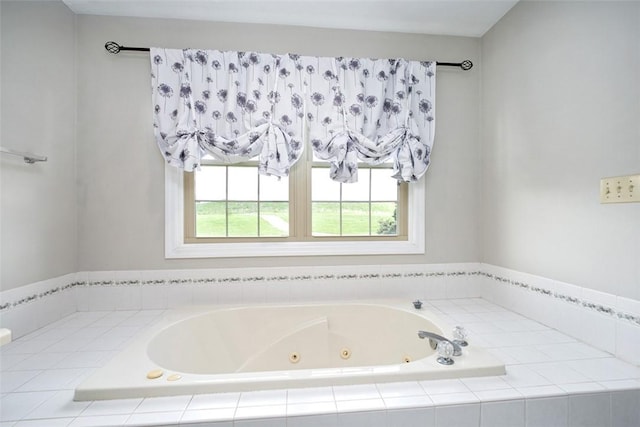 1004 Augusta Ln, Penn Twp Wml, PA 15644 - full bath featuring a whirlpool tub