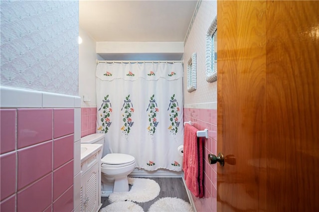 1079 Hedy Lynn Dr, North Huntingdon, PA 15642 - full bathroom with tile walls, toilet, wood finished floors, curtained shower, and vanity