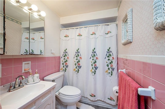 1079 Hedy Lynn Dr, North Huntingdon, PA 15642 - full bath with tile walls, toilet, vanity, a shower with shower curtain, and wallpapered walls