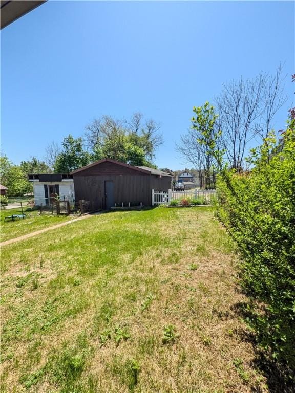 330 Quincy Ave, Mount Oliver, PA 15210 - view of yard featuring an outbuilding