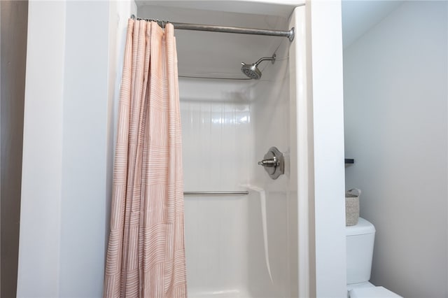 full bathroom featuring curtained shower and toilet