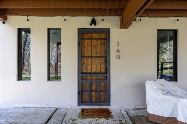 property entrance featuring stucco siding