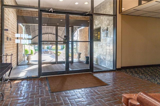 doorway featuring floor to ceiling windows, baseboards, and recessed lighting